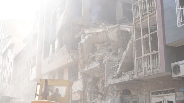 全国配资最好的公司 伊朗多地传出爆炸声并冒出浓烟
